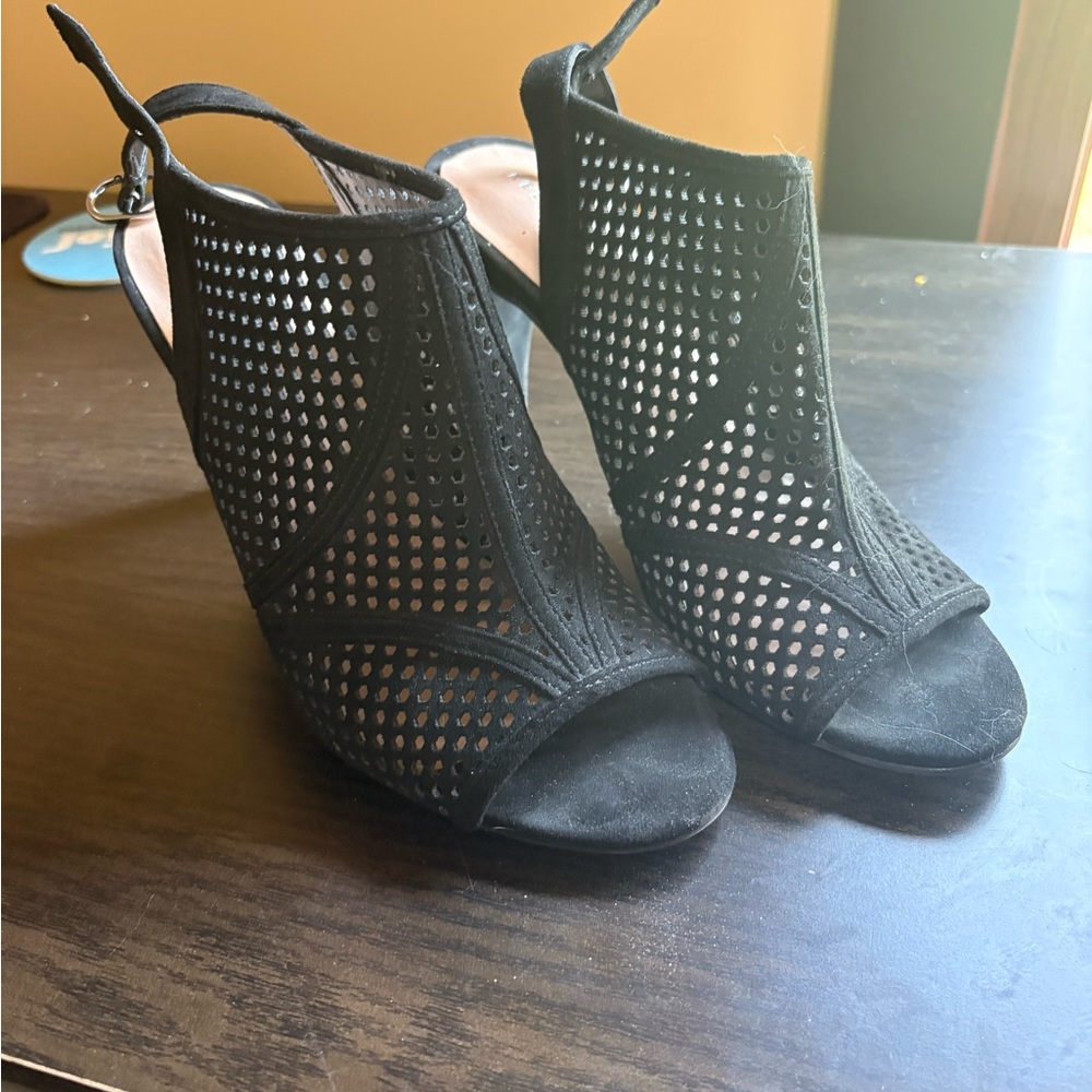 Kelly & Katie Black Heels with Elegant Design